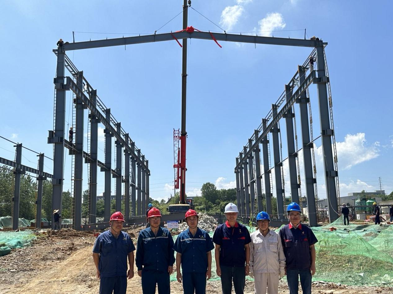 銅冠(池州)100kta壓鑄鋅合金主廠房項(xiàng)目首榀鋼梁成功吊裝