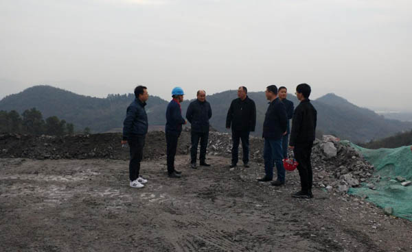 集團(tuán)公司黨委副書(shū)記、總經(jīng)理龔華東到矸石項(xiàng)目部視察 