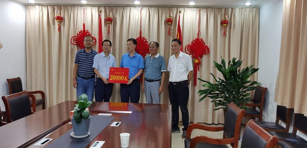 集團(tuán)公司副總經(jīng)理到公司開展高溫慰問 集團(tuán)公司副總經(jīng)理到公司開展高溫慰問