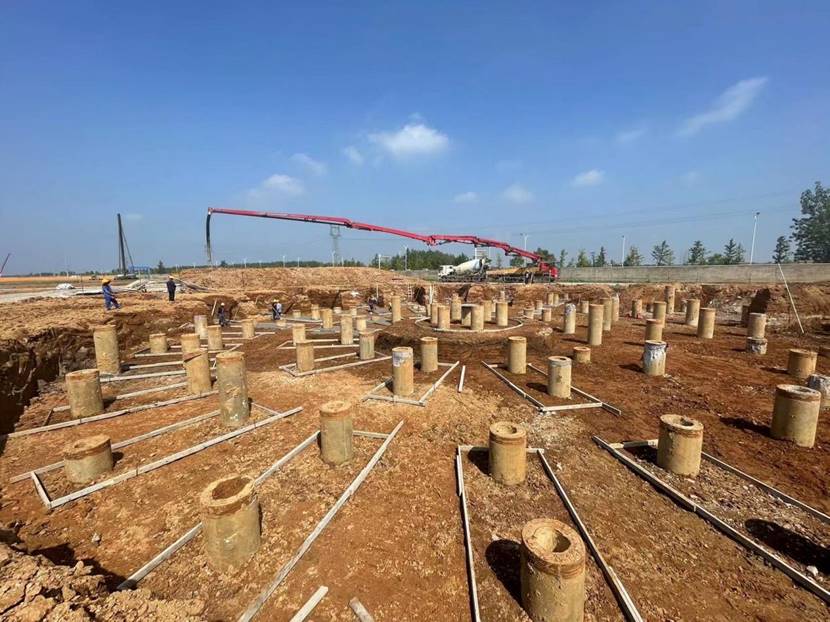 銅基新材料項目渣選礦區(qū)域濃縮工序基礎墊層開始澆筑 銅基新材料項目渣選礦區(qū)域濃縮工序基礎墊層開始澆筑